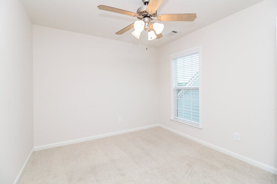 Building Photo - 802 Poplar Terrace