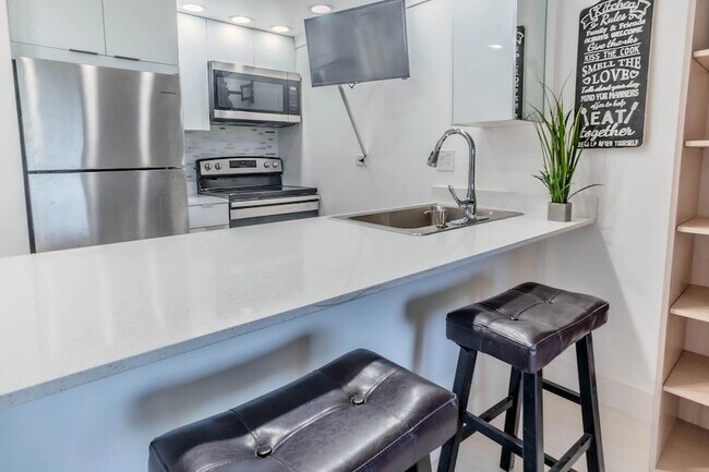 Building Photo - 3760 Inverrary Dr