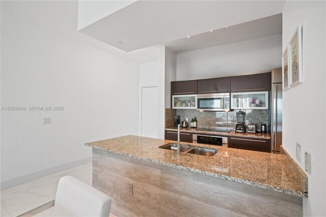 Building Photo - 950 Brickell Bay Dr