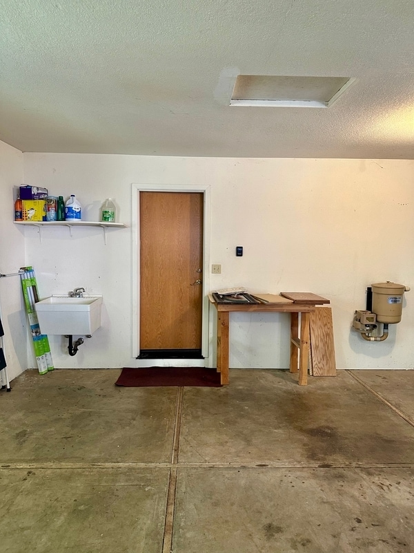 Building Photo - 15593 Carrie Dr