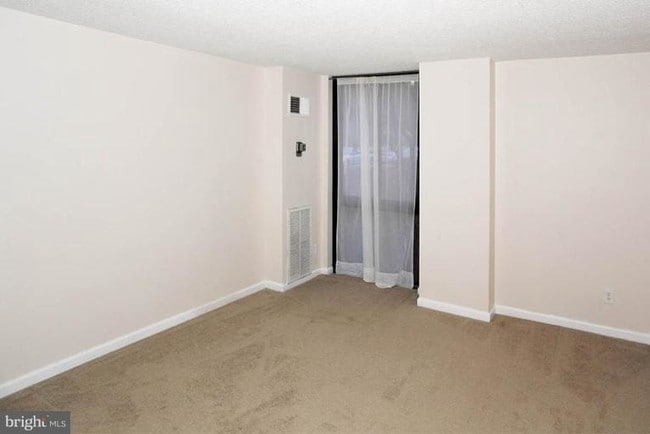 Building Photo - 2300 Pimmit Dr
