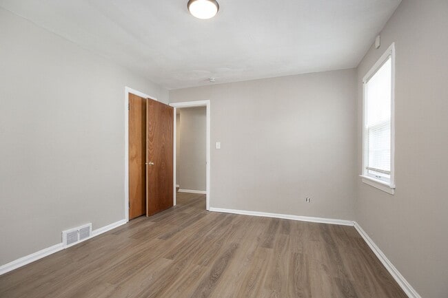 Building Photo - Spacious 3 bedroom/2 bath Cleveland Hts single family house!