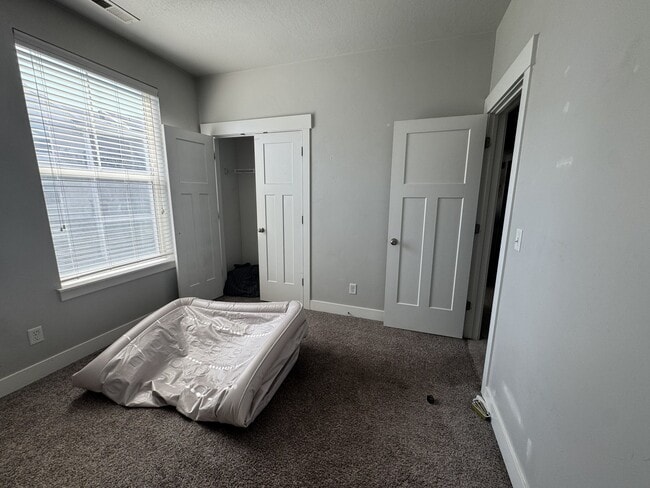 Building Photo - 91 W Silver Springs Dr