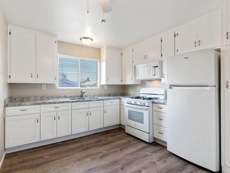 Building Photo - 1050 Gaviota Ave