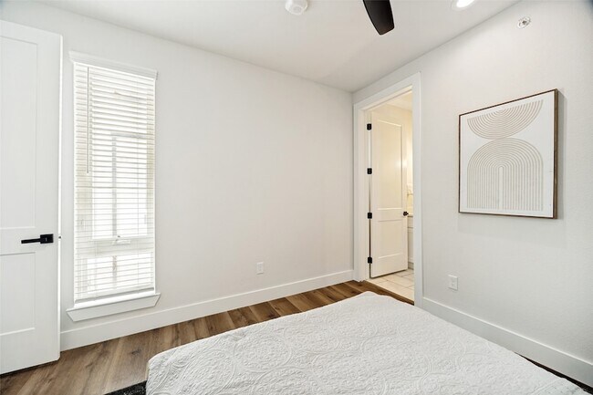 Building Photo - 5633 Live Oak St