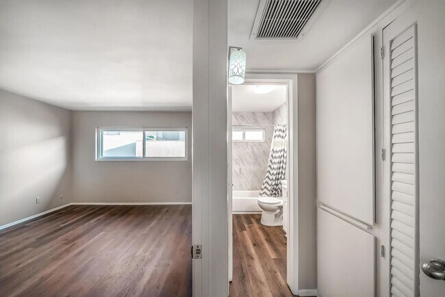 Building Photo - Beautiful Renovated 1 Bedroom Condo with Many Upgrades! Private Balcony! Pool on Site!