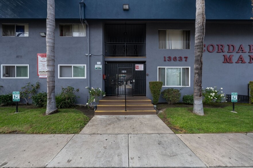 Interior Photo - 13637 Cordary Ave