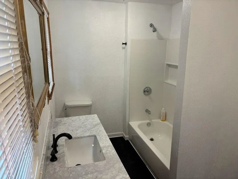 Building Photo - 1209 W Spruce Ave