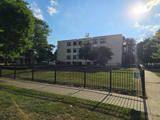 Building Photo - 1711 W Jarvis Ave