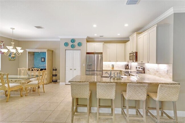 Building Photo - 521 NE Abaca Way