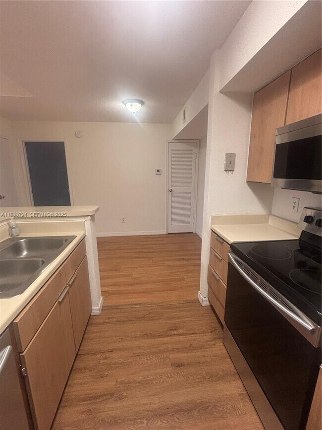 Building Photo - 875 Riverside Dr