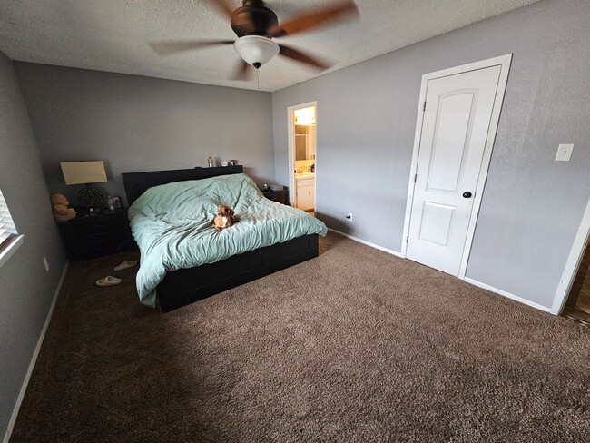Building Photo - Beautiful 4 Bedroom / 2 Bath Large Home wi...