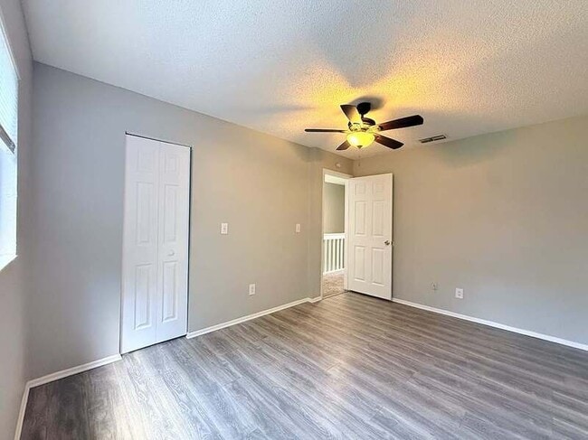 Building Photo - 2820 S Pines Dr