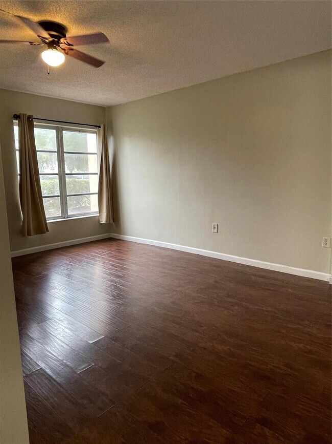 Building Photo - 4158 Inverrary Dr