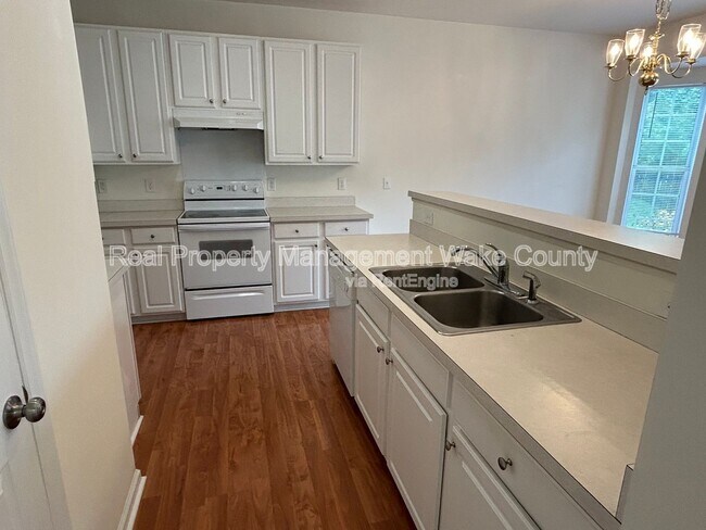 Building Photo - 2500 Valley Haven Dr