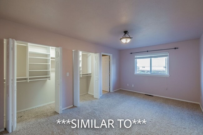 Building Photo - Two Bedroom Duplex in Great Neighborhood, Close to Schools! Pet Friendly!