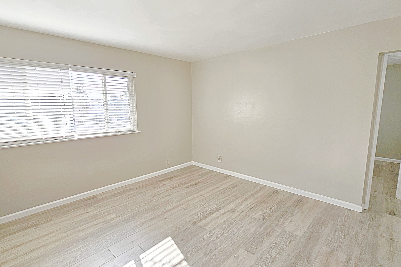 Building Photo - 569 Smalley Ave