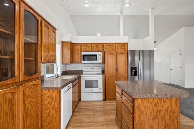 Building Photo - Charming 3-Bed, 3-Bath Home in Quiet Boise...