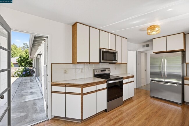 Building Photo - 39 Donna Maria Way