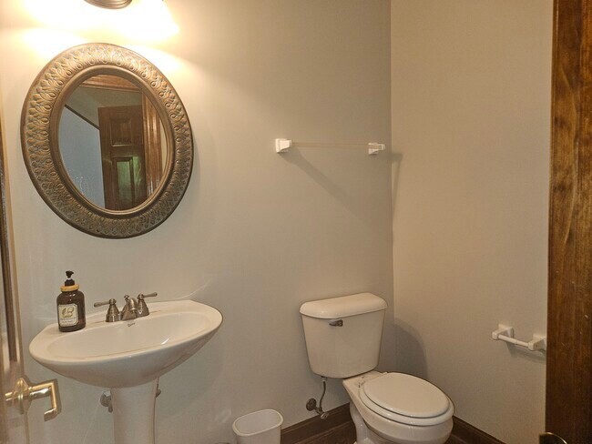 Building Photo - 733 Woodbury Ct