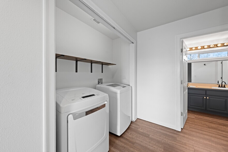 Building Photo - 2275 NE Nuttail Ct