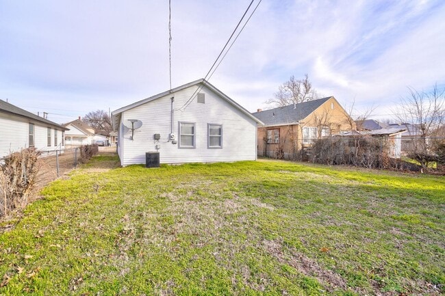 Building Photo - Spacious 4-Bed Gem with Modern Upgrades in...