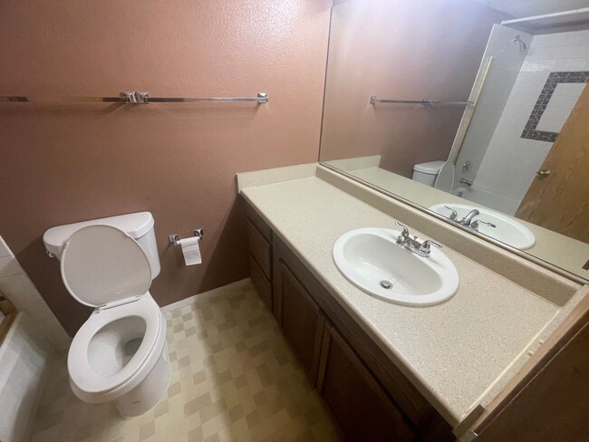 Building Photo - 1 Bedroom / 1 Bathroom condo available in ...