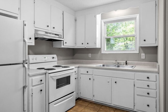 Building Photo - 3 Bedroom Pet Friendly Home For Rent Close To Post!