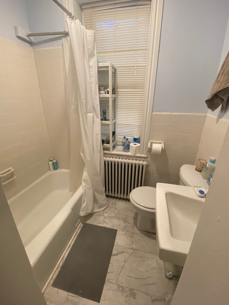 bathroom 1 - 414 S 41st Street