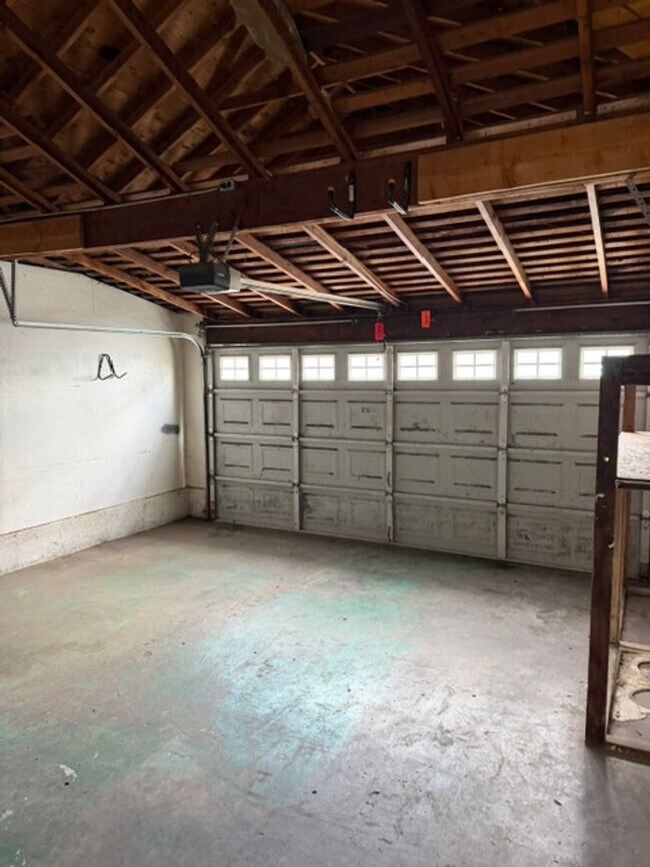 Building Photo - Desirable 3-bedroom 1 bath House