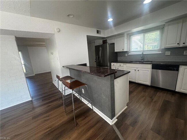 Building Photo - 4033 Foxwood Dr