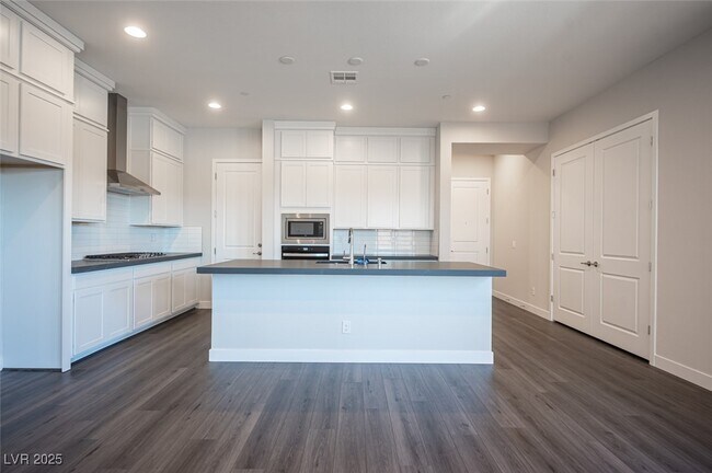 Building Photo - 117 Royal Cascade Ave