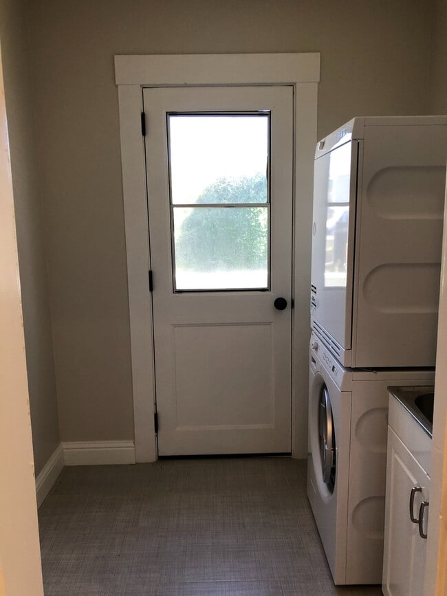 Building Photo - Remodeled House Walking Distance to Burlingame Ave