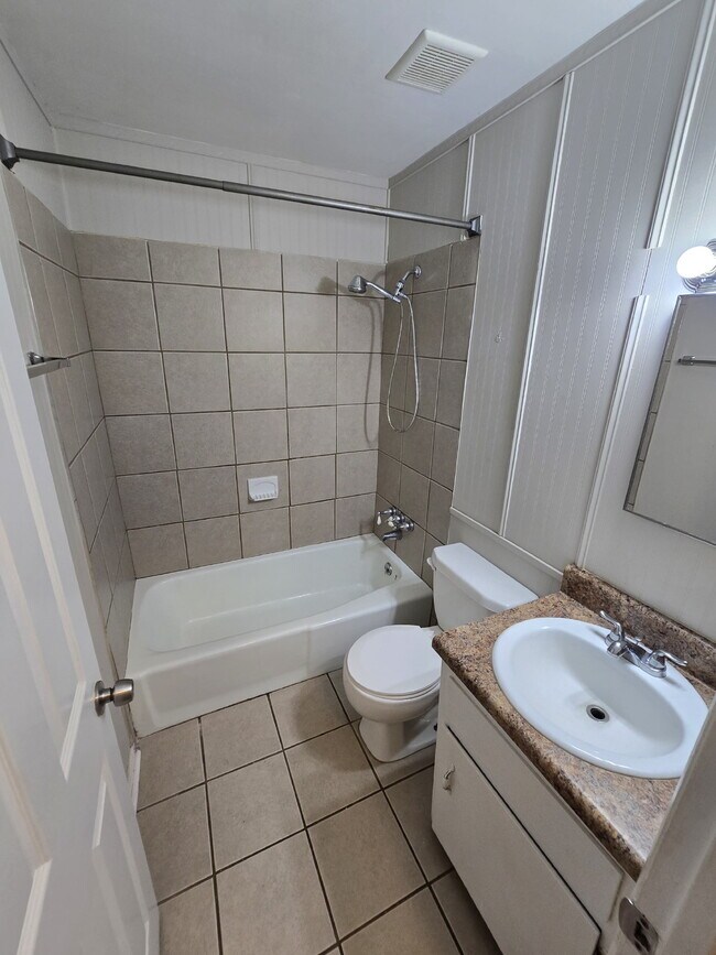 Building Photo - "Charming Full Brick, 3-Bed Oasis in Hampton, GA with 1.5 Baths – Your Perfect Retreat Awaits!"