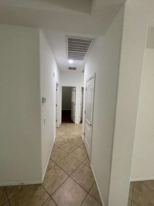Building Photo - 4425 E Muriel Dr