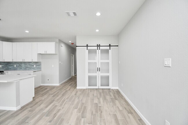 Building Photo - 5941 Southlea St