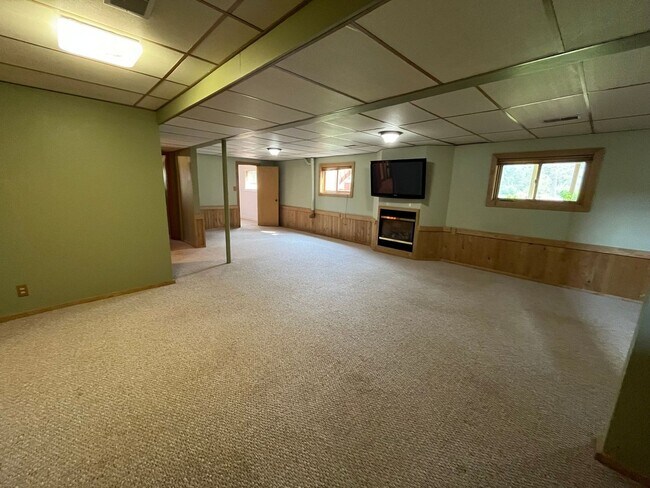 Building Photo - Beautiful 3 Bedroom Home in Alborn