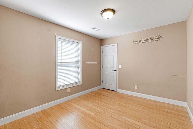 Building Photo - 402 Kings Rd