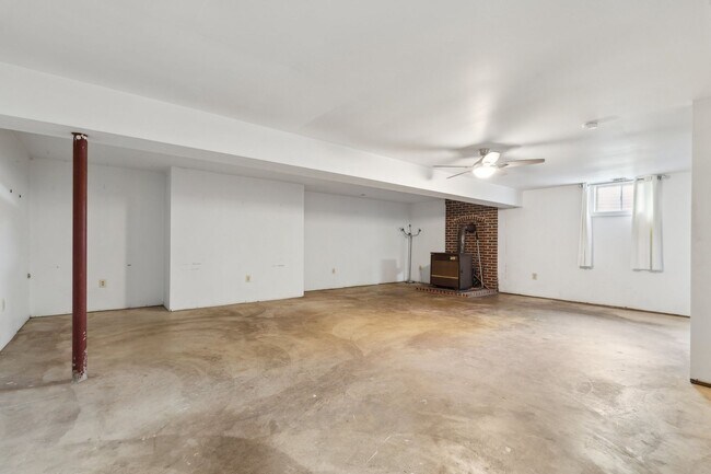 Building Photo - Charming One-Level Home Nestled Among Matu...