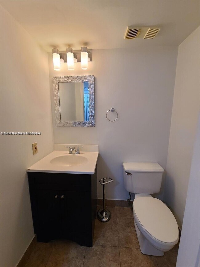 Building Photo - 540 Brickell Key Dr