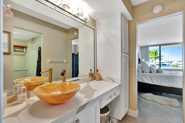 Building Photo - 134 Lakeshore Dr