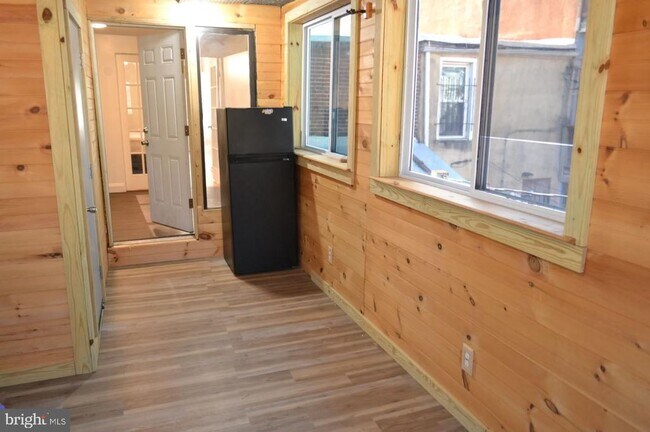 Building Photo - 1226 W Cross St