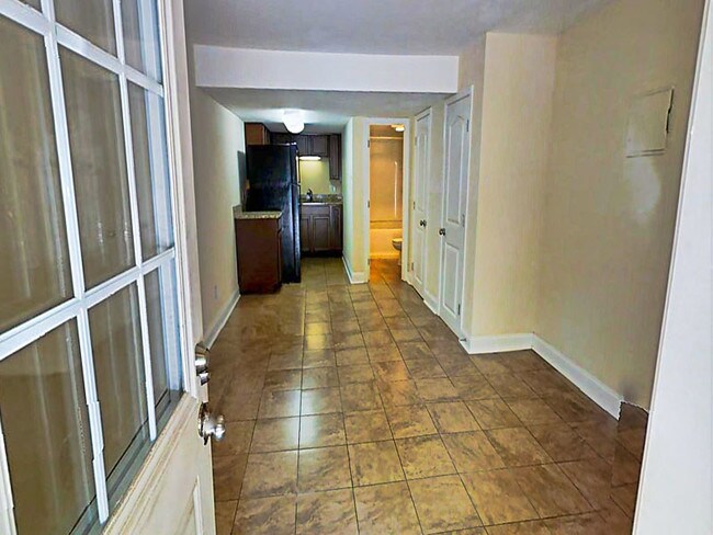 Building Photo - Summit Woods Apts.; Close to App!
