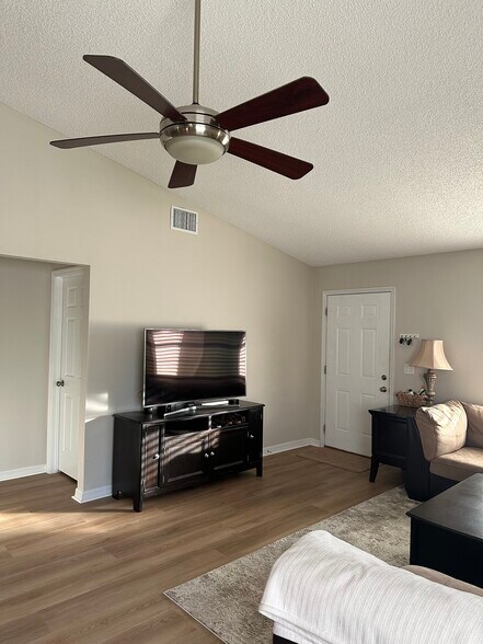 Building Photo - 198 Somerset Cir N