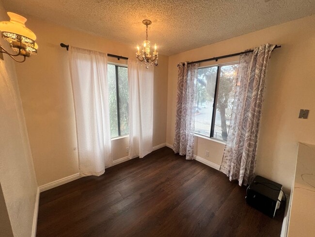 Building Photo - Large 1BR/1BA Updated End Unit (Upper Floor) Condo in Alpine Oaks