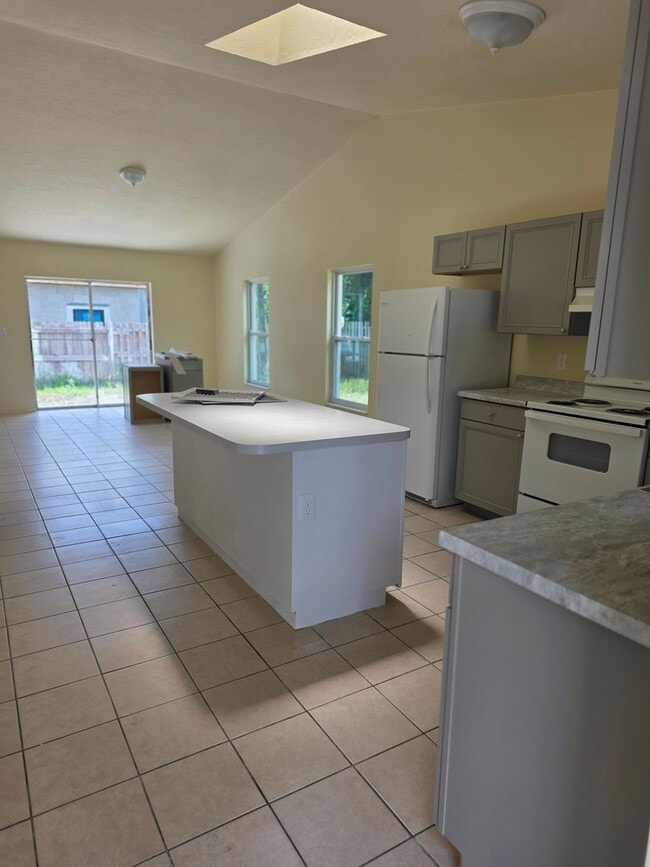 Building Photo - 2/1 DUPLEX