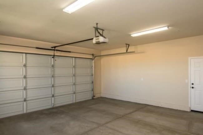 Building Photo - Newer Home - Great Location!