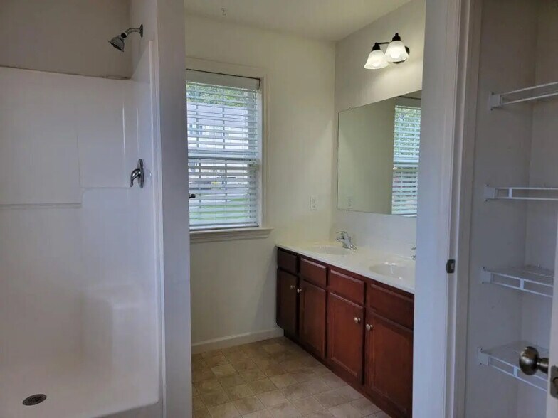 Building Photo - 639 Winding Ln