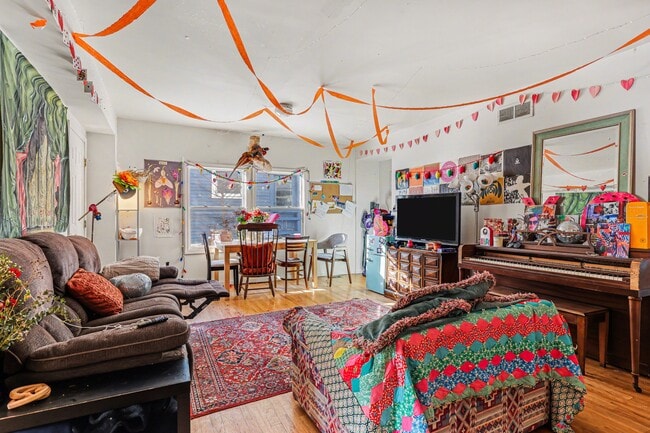 Building Photo - 412 N Thayer St