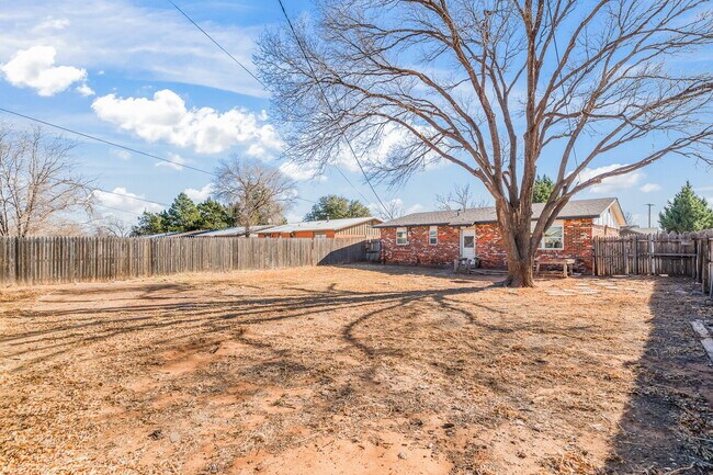 Building Photo - *FIRST MONTH'S RENT FREE* Three Bedroom Home in Quiet Neighborhood